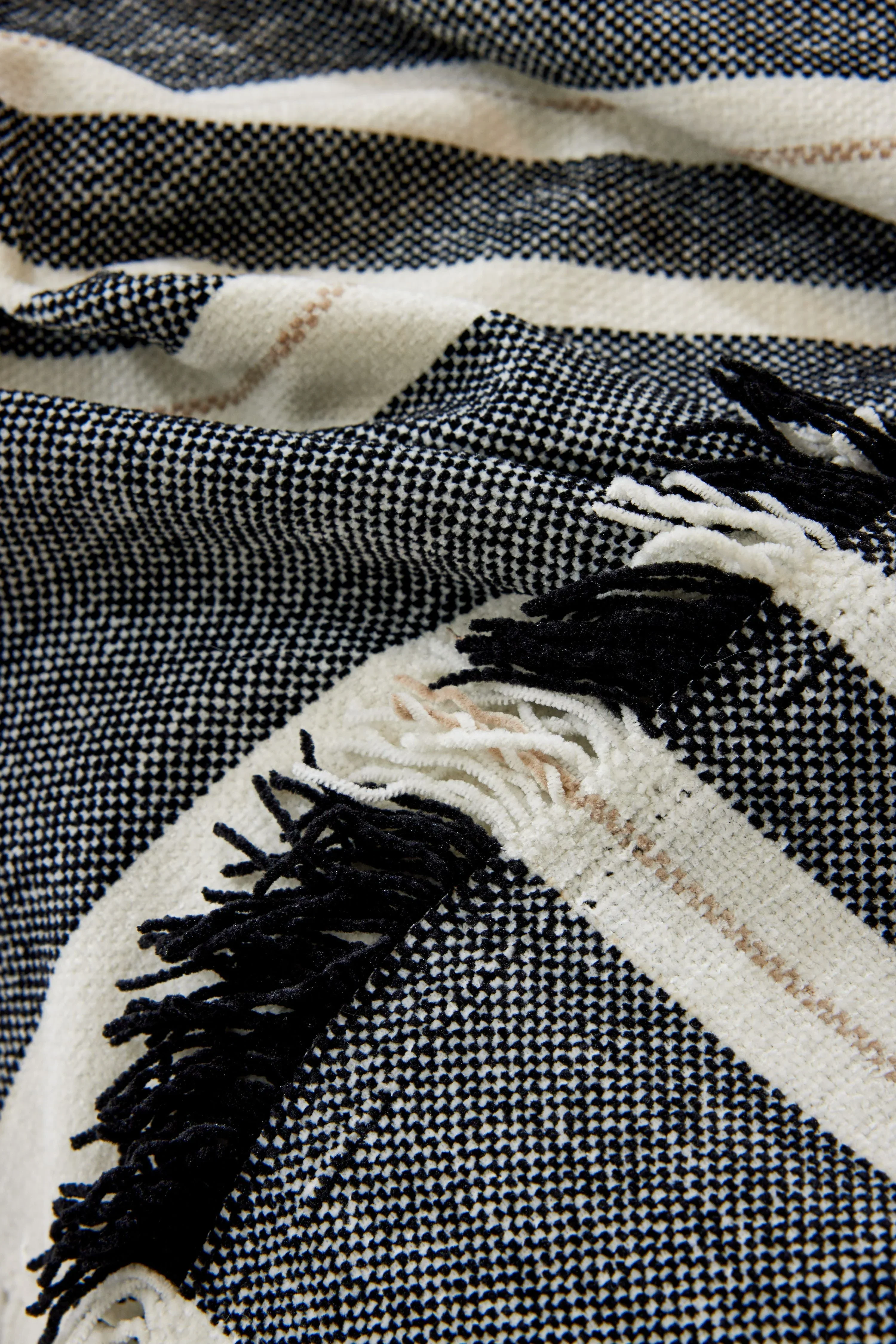 Sofa Throw - Striniara - Cross Black - Image 5