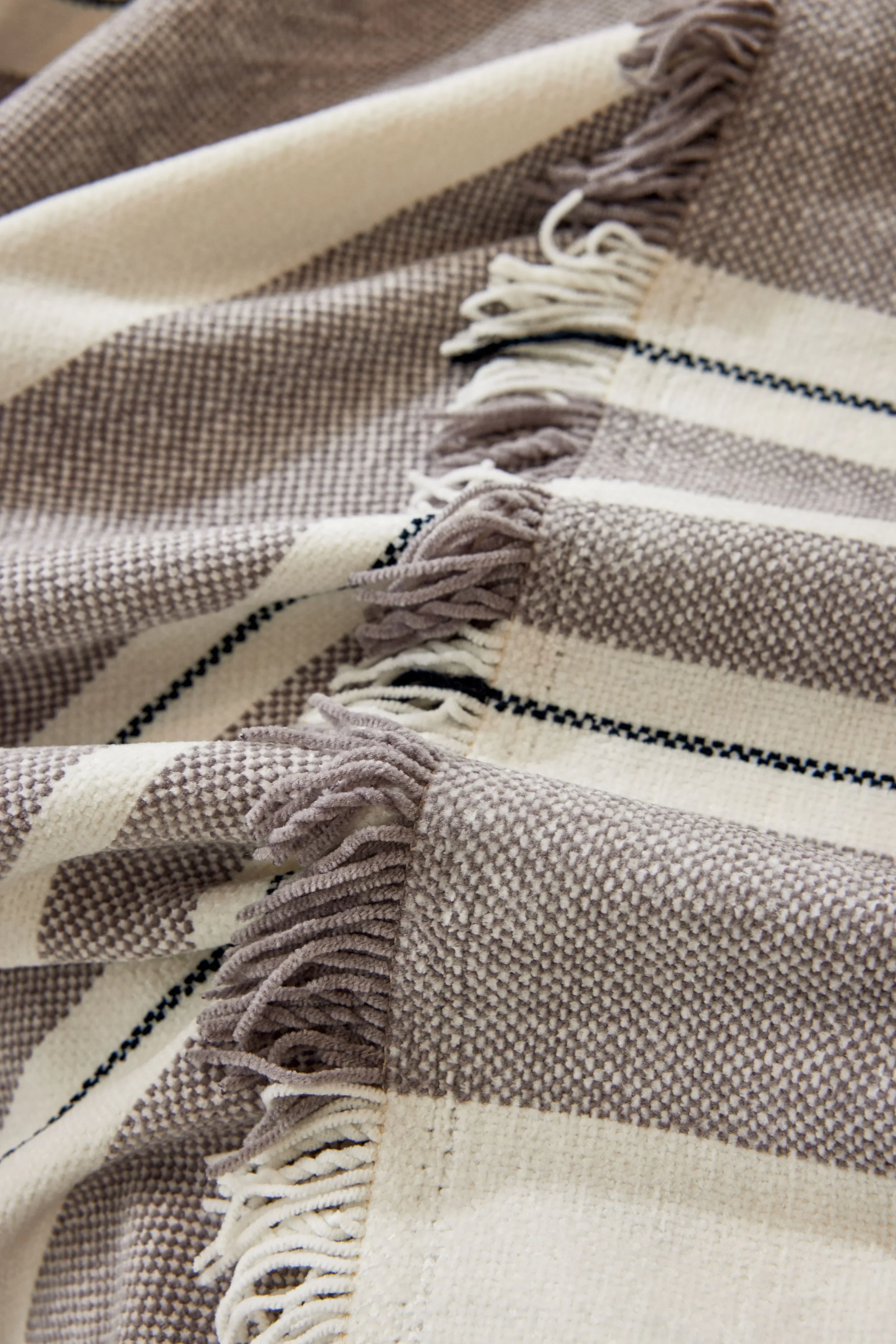 Sofa Throw - Striniara - Cross Brown - Image 5